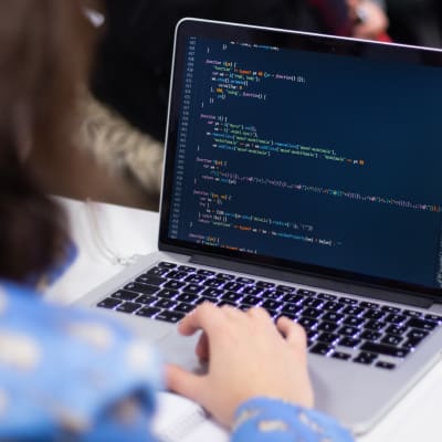 Pantalla de ordenador con código de programación