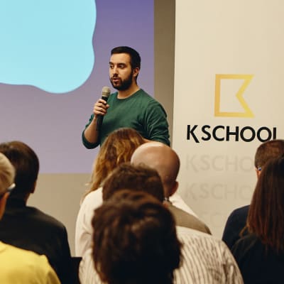 Profesor dando clase en DKS